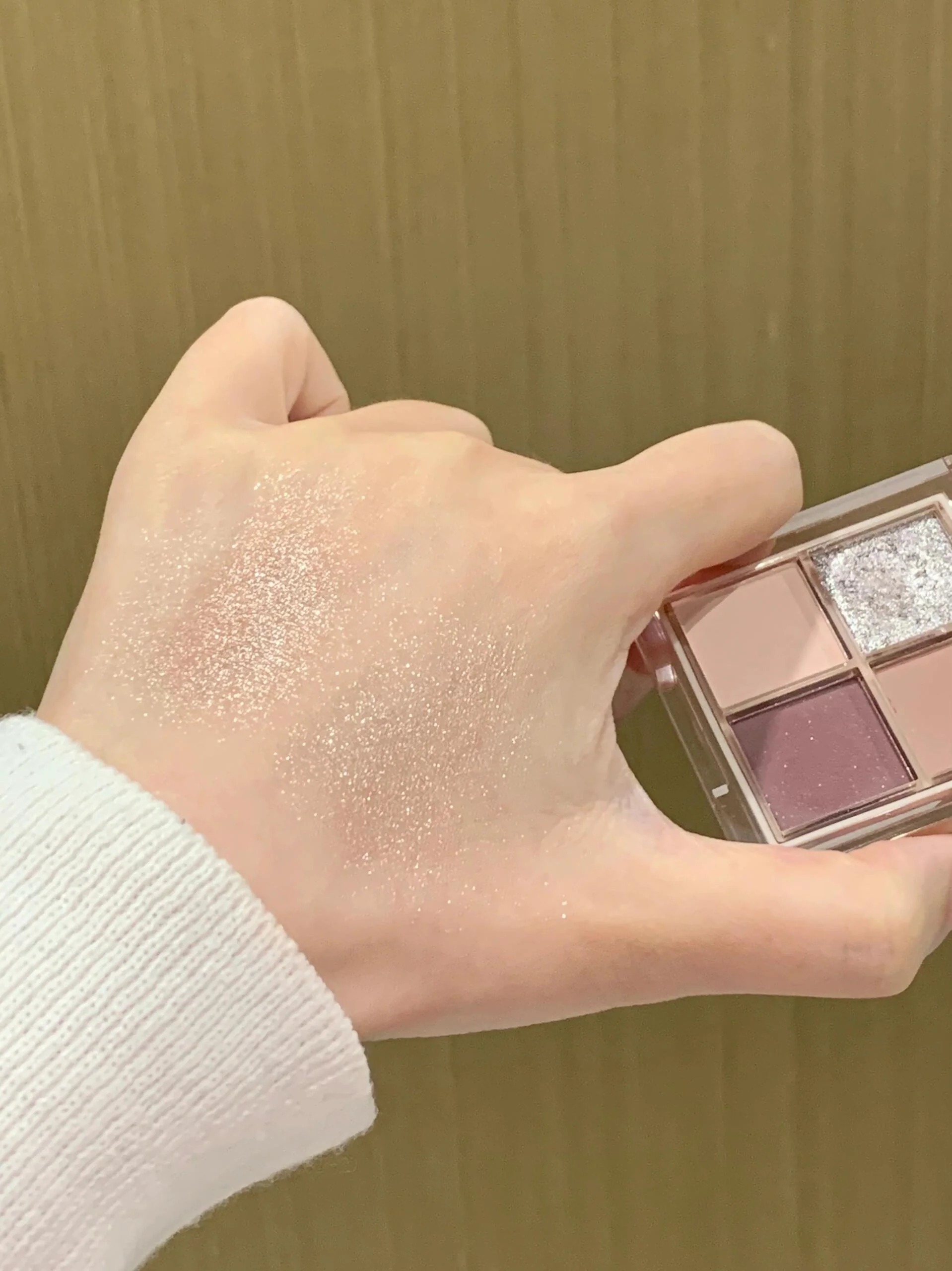 Czel 4 Color Eyeshadow - Image 2